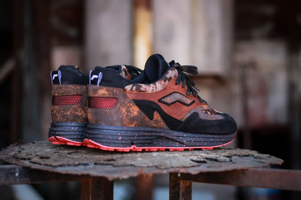 sneakers op een plateau